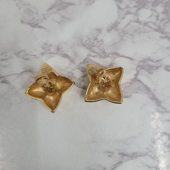 Vintage Gold and Cream Enamel Clip On Earrings Blossom 4 Point Star Anise Shape - Picture 8 of 8